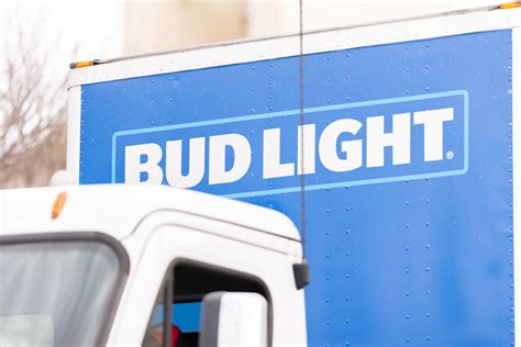 CNBC: fabricante de Bud Light despedirá a cientos de empleados corporativos